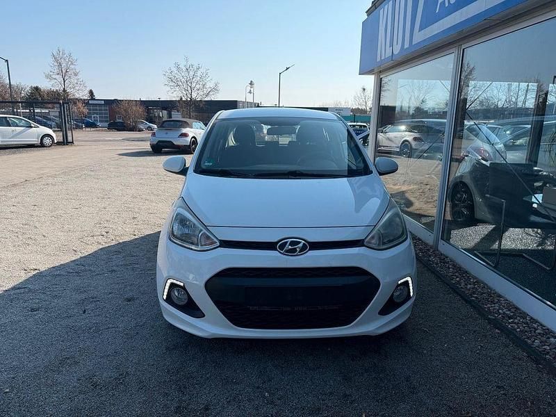 Gebraucht Hyundai i10 Edition 87 PS (63 kW) 2014 Pure white Kleinwagen
