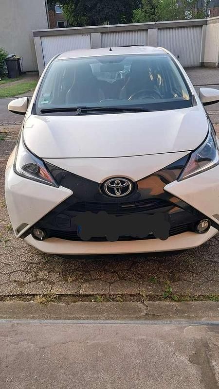 Weiß Gebraucht 2018 Toyota Aygo X-cite Kleinwagen | 8.500 € (Guter Preis) - Bild 1/4