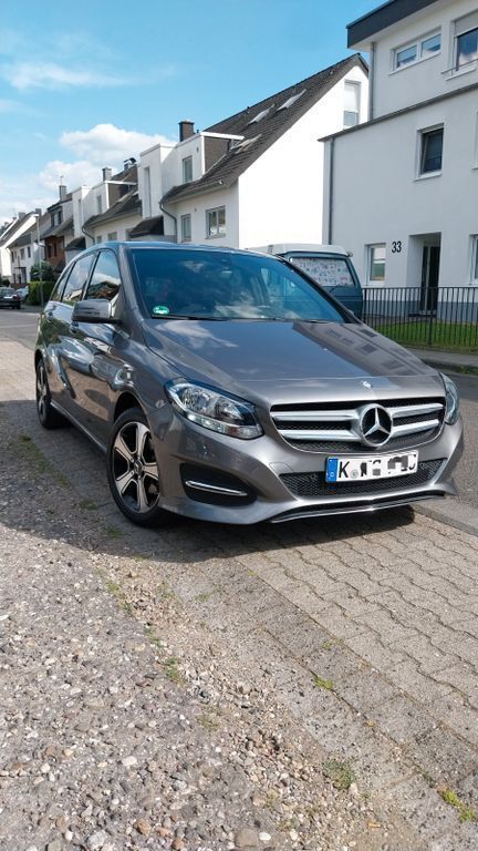 Grau Gebraucht 2017 Mercedes B220 Urban Van / Kleinbus | 21.399 € (Fairer Preis) - Bild 1/4