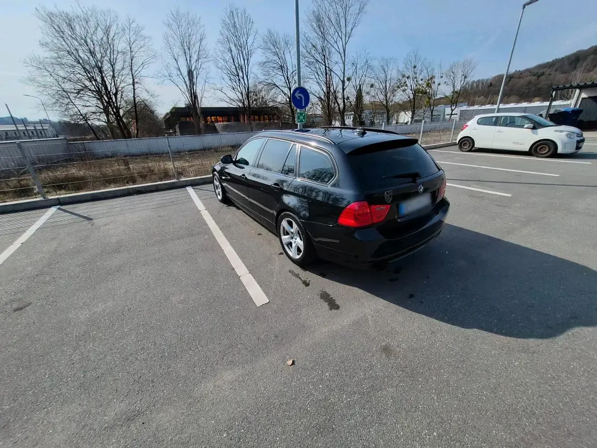 Gebraucht BMW 318 143 PS (105 kW) 2010 Schwarz Kombi