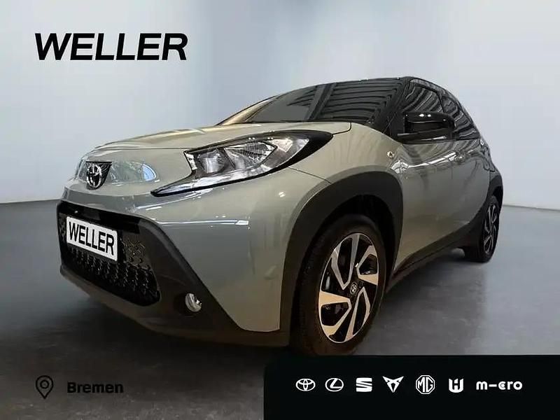 Urban khaki, dach mysticschwarz mica (gruen) Neu 2025 Toyota Aygo Play Kleinwagen | 17.990 € - Bild 1/4