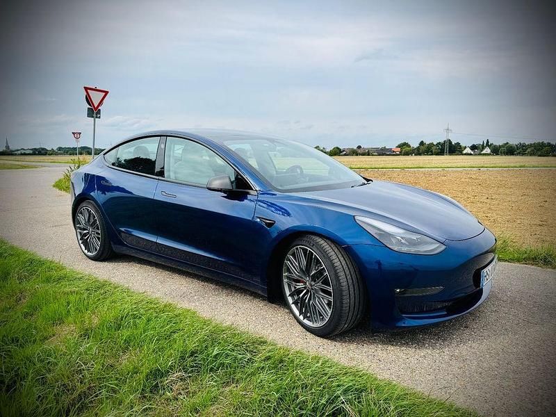 Blau Gebraucht 2022 Tesla Model 3 Performance Limousine | 39.500 € - Bild 1/4