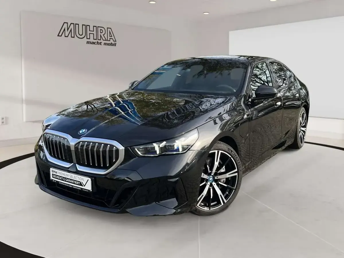Gebraucht BMW 550e M Sport 489 PS (359 kW) 2024 Black sapphire Limousine