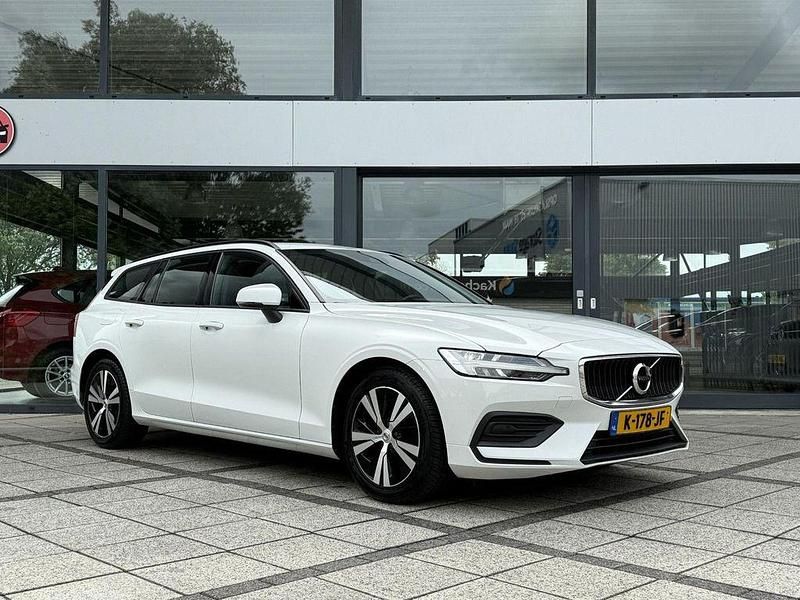 Gebraucht Volvo V60 Momentum 163 PS (119 kW) 2021 Weiß Kombi
