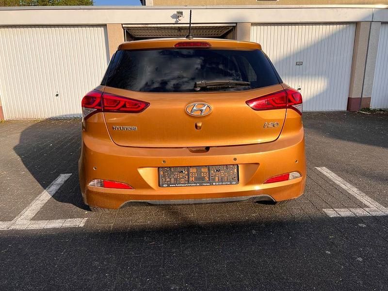Gebraucht Hyundai i20 Style 90 PS (66 kW) 2016 Orange Limousine