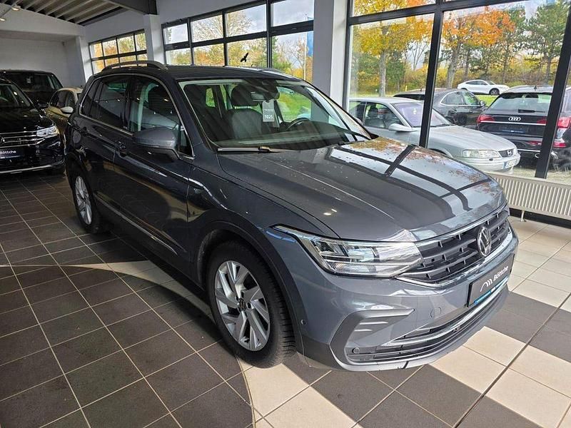 Gebraucht VW Tiguan Move 131 PS (96 kW) 2023 Delfingrau metallic SUV