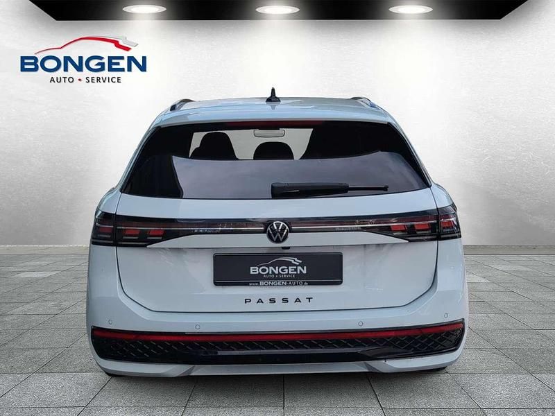 Gebraucht VW Passat R-line 150 PS (110 kW) 2024 Pure white (weiß) Kombi