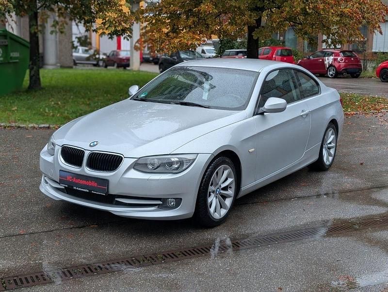 Silber Gebraucht 2011 BMW 320 Comfort Edition Coupé | 12.999 € (Teuer) - Bild 1/4
