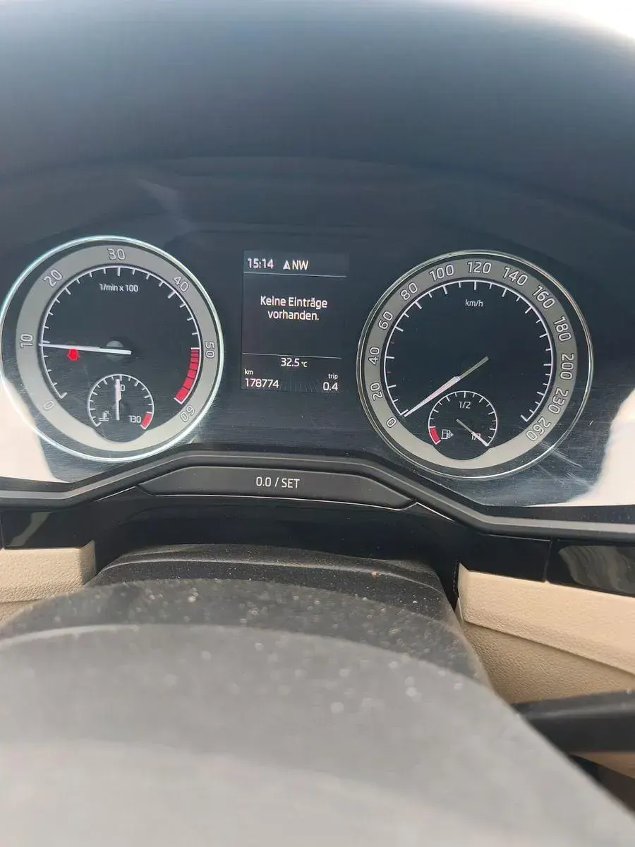 Gebraucht Skoda Superb LAURIN & KLEMENT 150 PS (110 kW) 2016 Schwarz Kombi