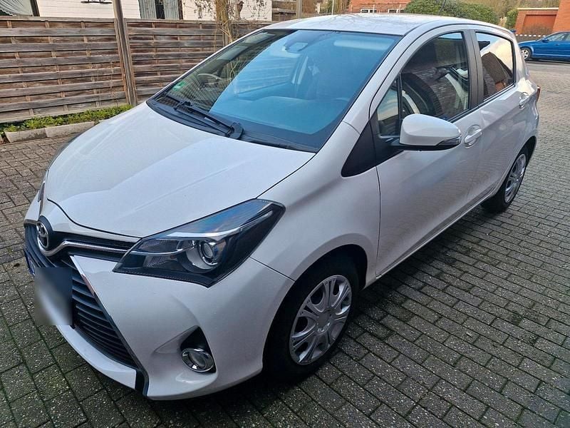 Gebraucht Toyota Yaris 99 PS (72 kW) 2016 Weiß Kleinwagen