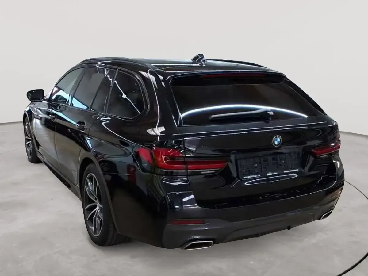 Gebraucht BMW 520 Shadowline 190 PS (139 kW) 2023 Saphirschwarz metallic Kombi