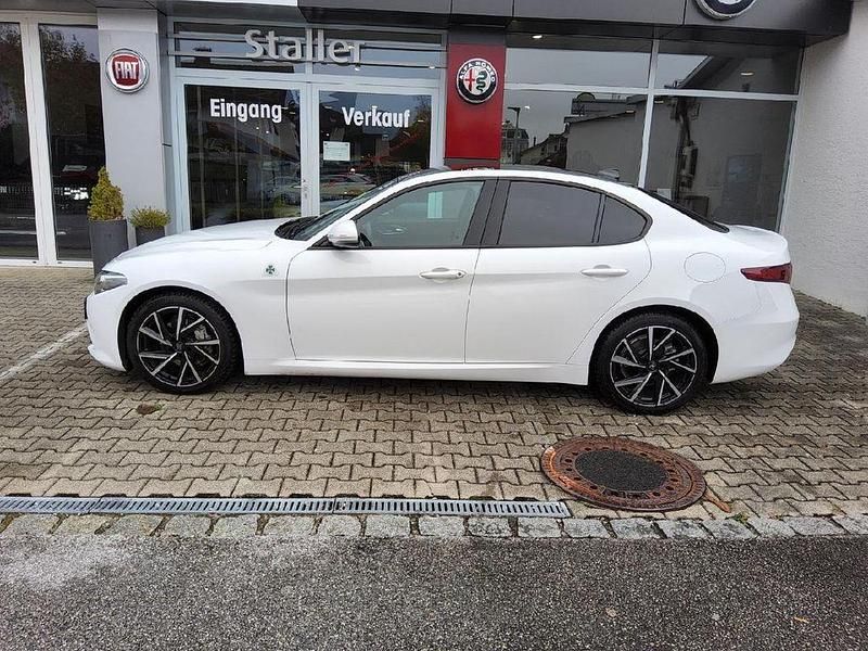Weiß Gebraucht 2022 Alfa Romeo Giulia Sprint Limousine | 28.990 € (Superpreis) - Bild 1/4