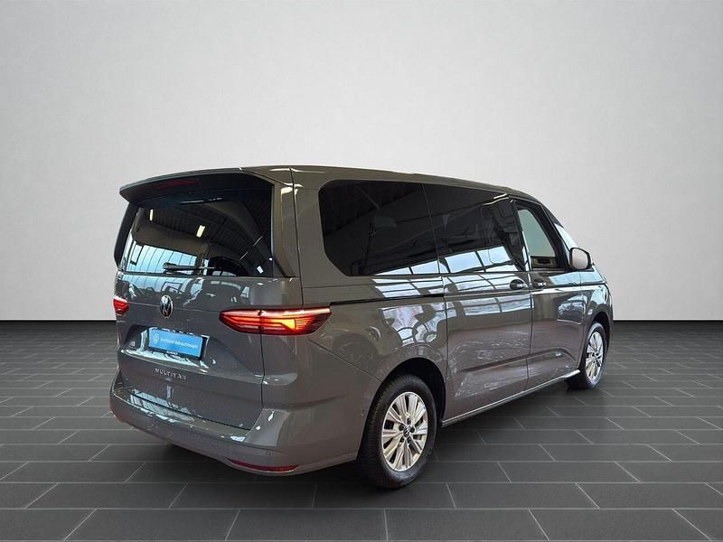 Gebraucht VW Multivan Basis 150 PS (110 kW) 2024 Pure grey Van / Kleinbus