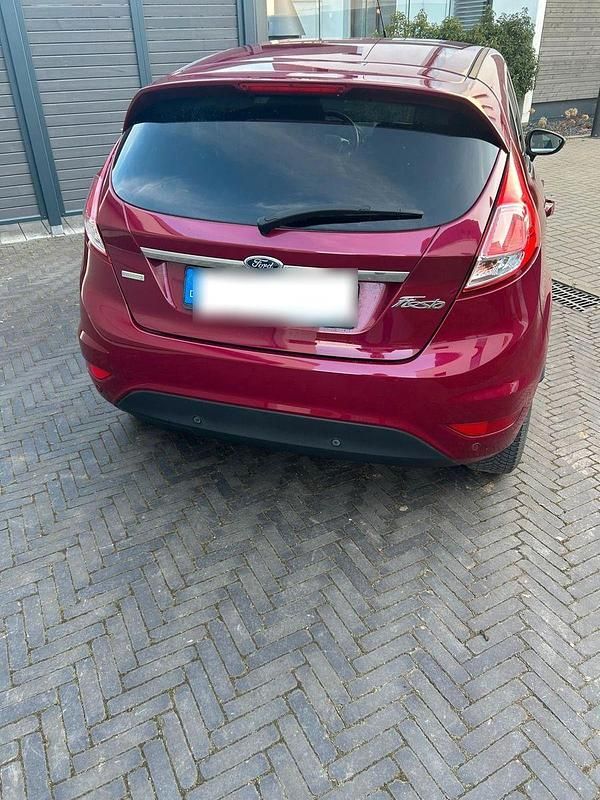 Gebraucht Ford Fiesta Titanium 101 PS (74 kW) 2015 Rot Kleinwagen