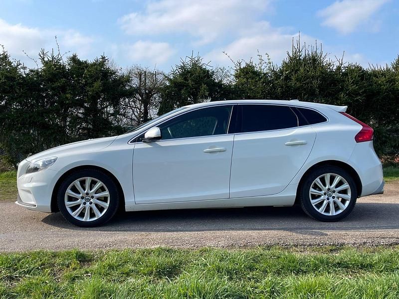 Gebraucht Volvo V40 R-Design 190 PS (139 kW) 2015 Weiß Limousine