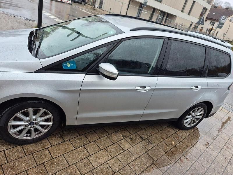 Grau Gebraucht 2018 Ford Galaxy Trend Van / Kleinbus | 13.500 € (Fairer Preis) - Bild 1/2