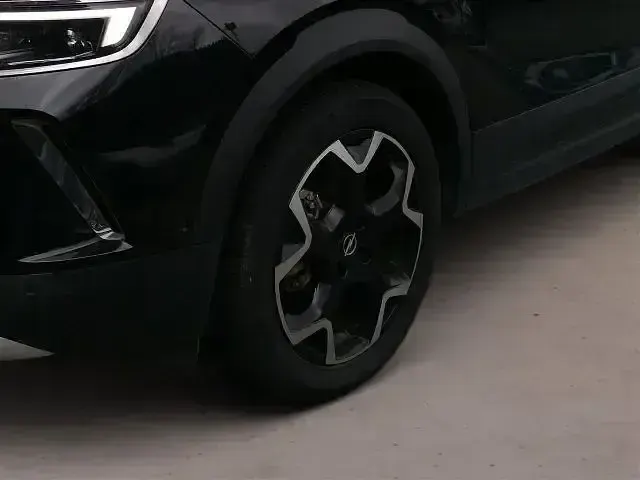 Gebraucht Opel Mokka-e Ultimate 100 kW (136 PS) 2022 Diamant schwarz metallic SUV