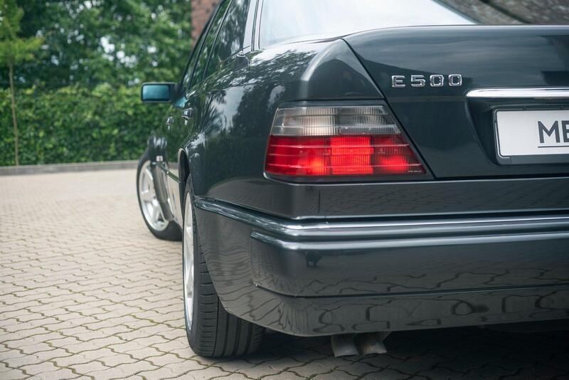 Schwarz Gebraucht 1992 Mercedes E500 Limousine | 59.900 € - Bild 1/4
