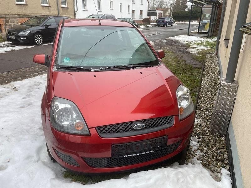 Rot Gebraucht 2008 Ford Fiesta Style Kleinwagen | 800 € (Superpreis) - Bild 1/4