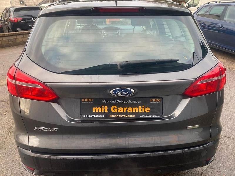 Gebraucht Ford Focus Ambiente 101 PS (74 kW) 2016 Grau Limousine