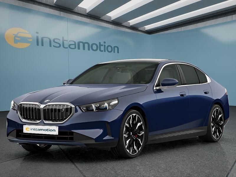 Blau Gebraucht 2024 BMW i5 M Sport Limousine | 68.749 € - Bild 1/4