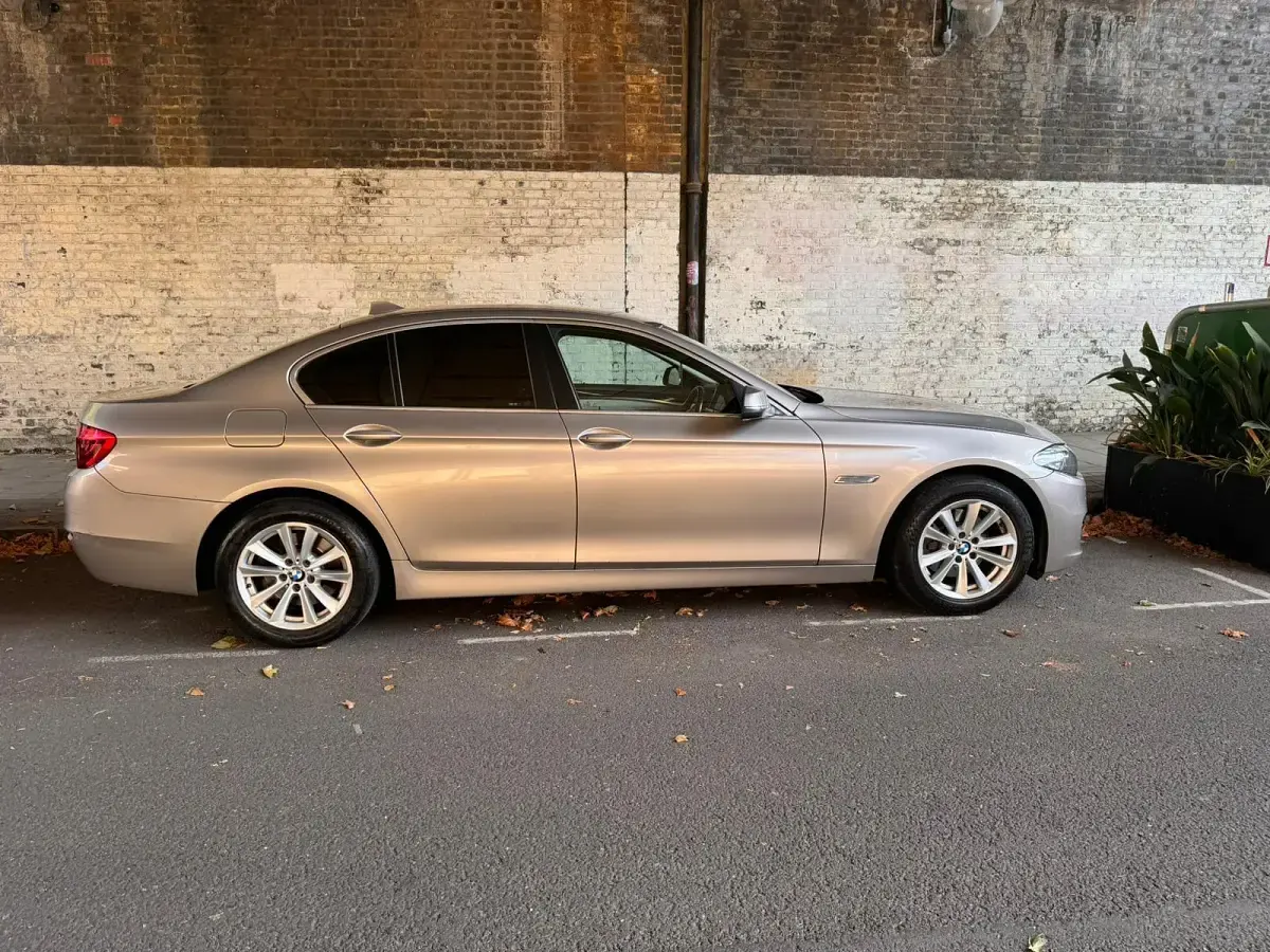 Second-hand BMW 520 2015 Argintiu Berlinǎ