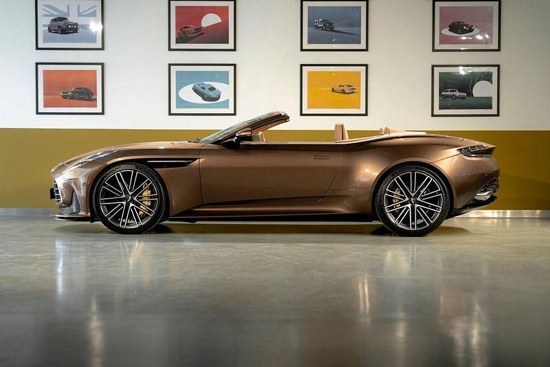 Gebraucht Aston Martin DB12 681 PS (500 kW) 2024 Braun Cabrio