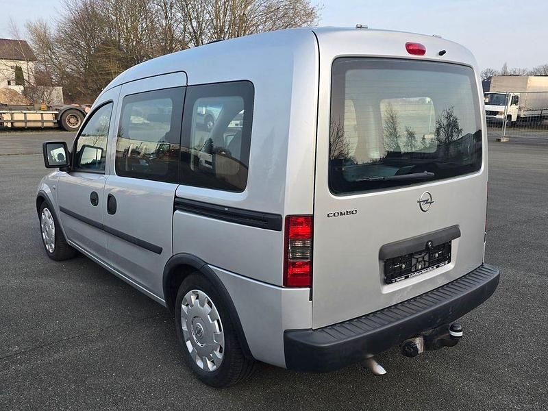 Gebraucht Opel Combo 90 PS (66 kW) 2005 Silber Van / Kleinbus
