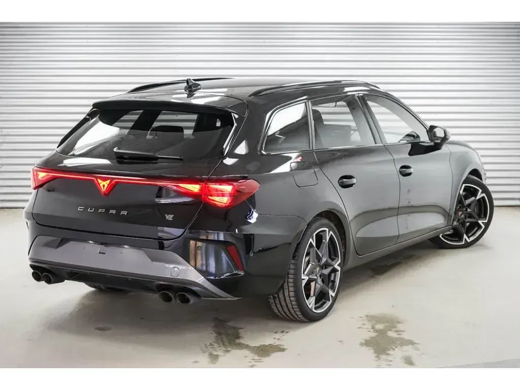 Gebraucht Cupra Leon 333 PS (244 kW) 2025 Midnight black metallic (0e) (metallic) Kombi