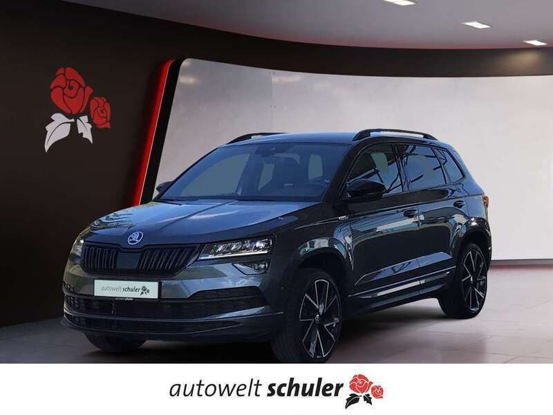 Grau met. Gebraucht 2021 Skoda Karoq SportLine SUV | 21.349 € - Bild 1/4