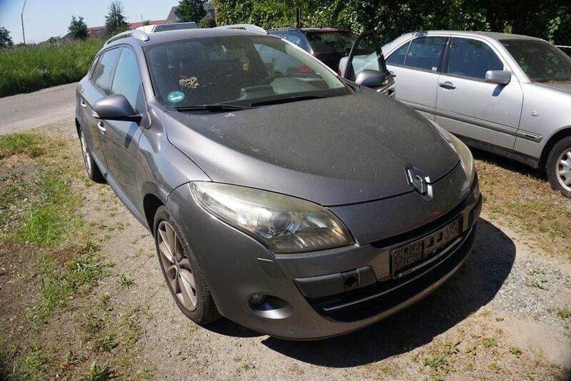 Grau Gebraucht 2010 Renault Mégane III Luxe Limousine | 2.999 € (Guter Preis) - Bild 1/4