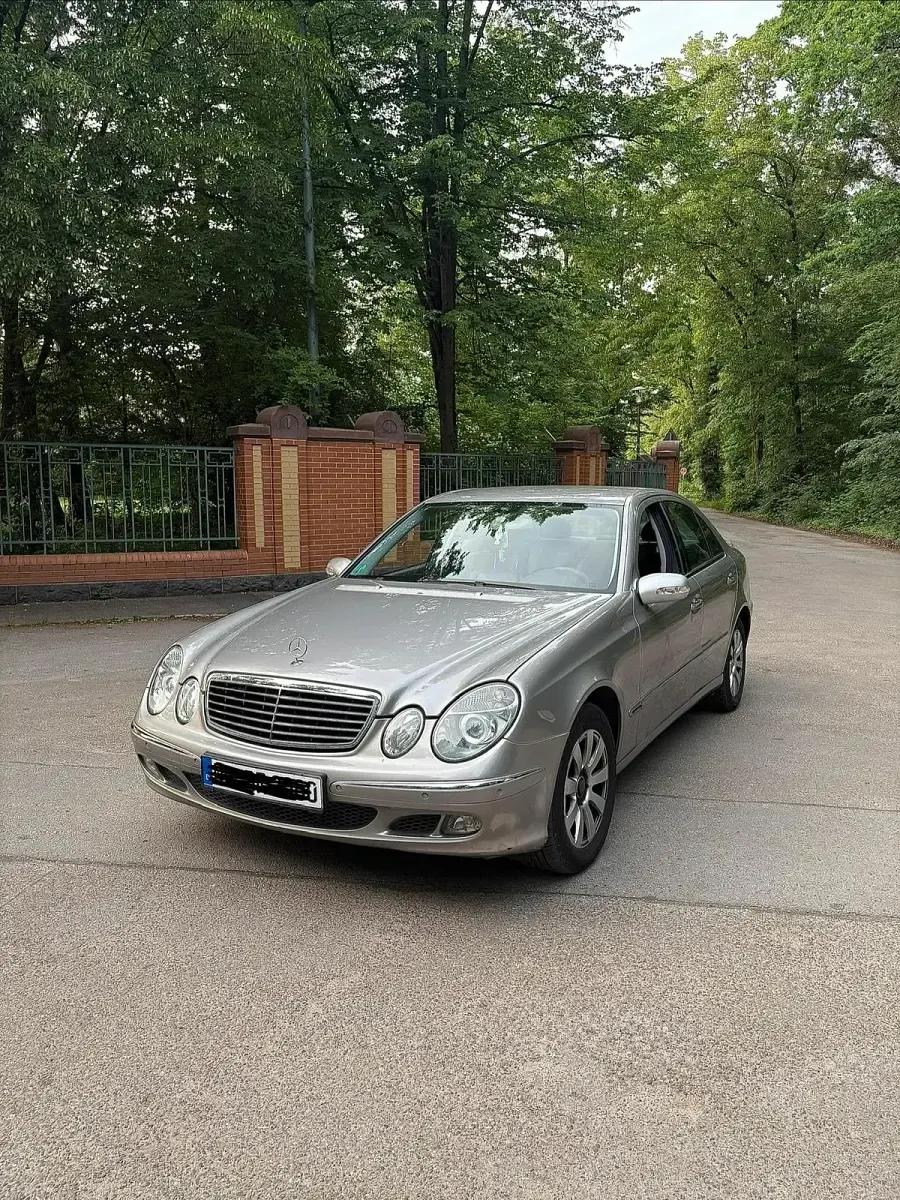 Używany Mercedes E320 204 KM (150 kW) 2005 Złoty Sedan/Limuzyna