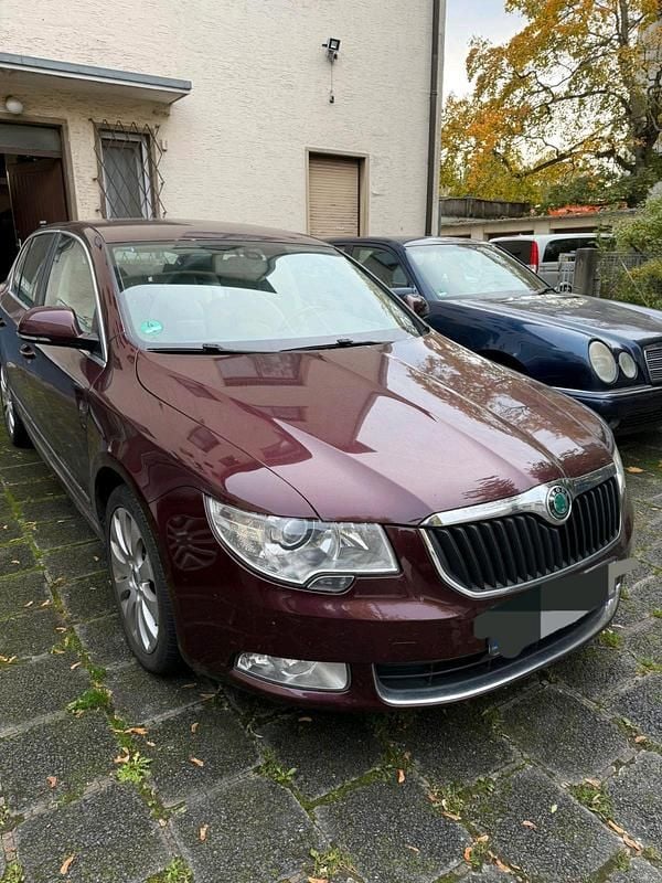 Rot Gebraucht 2010 Skoda Superb Limousine | 11.500 € (Teuer) - Bild 1/4