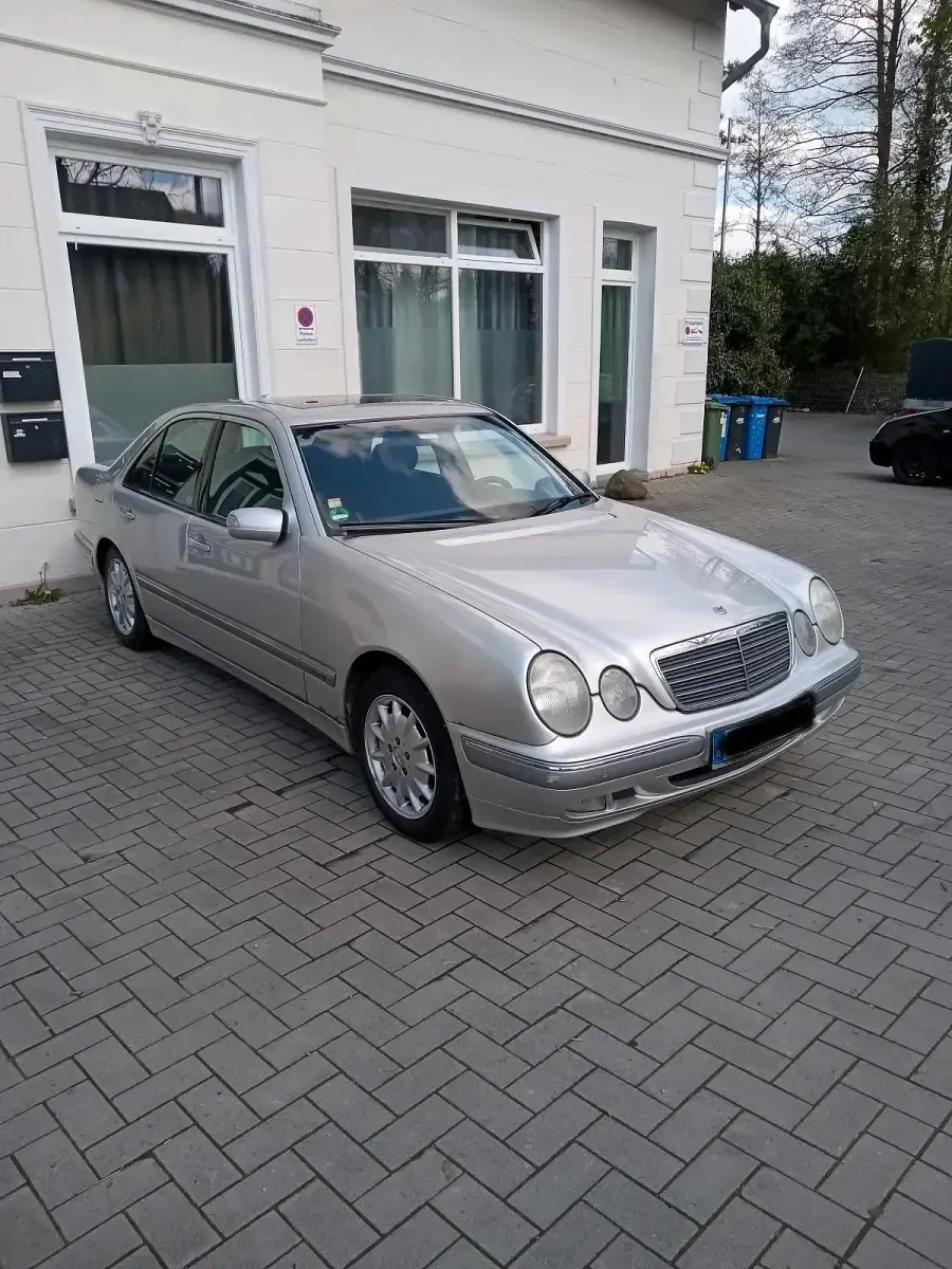 Gebraucht Mercedes E240 Elegance 170 PS (125 kW) 2001 Silber Limousine