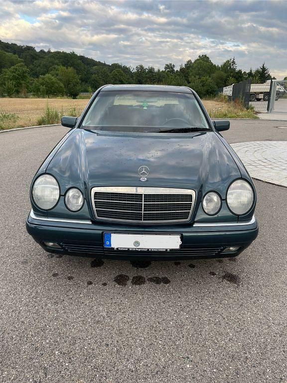 Blau Gebraucht 1999 Mercedes E240 Elegance Limousine | 7.500 € (Teuer) - Bild 1/4