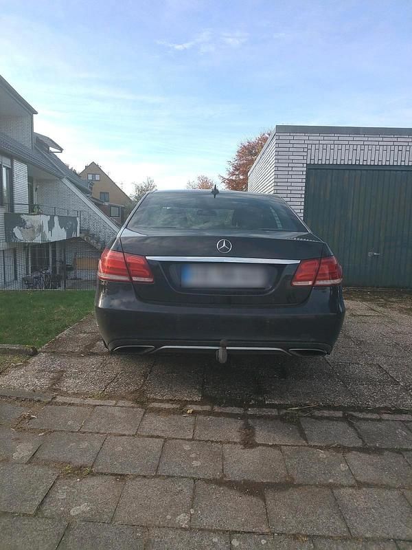 Schwarz Gebraucht 2013 Mercedes E300 Limousine | 12.700 € (Fairer Preis) - Bild 1/4