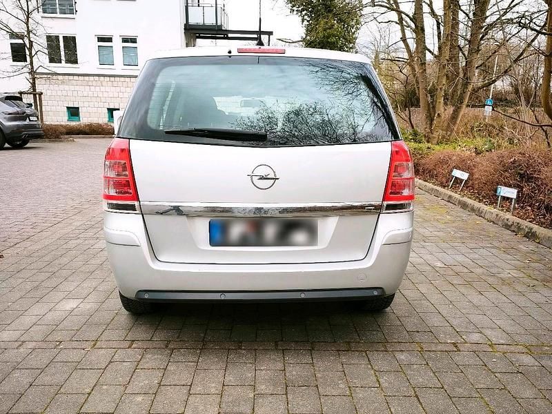 Usata Opel Zafira 2008 Argento Monovolume