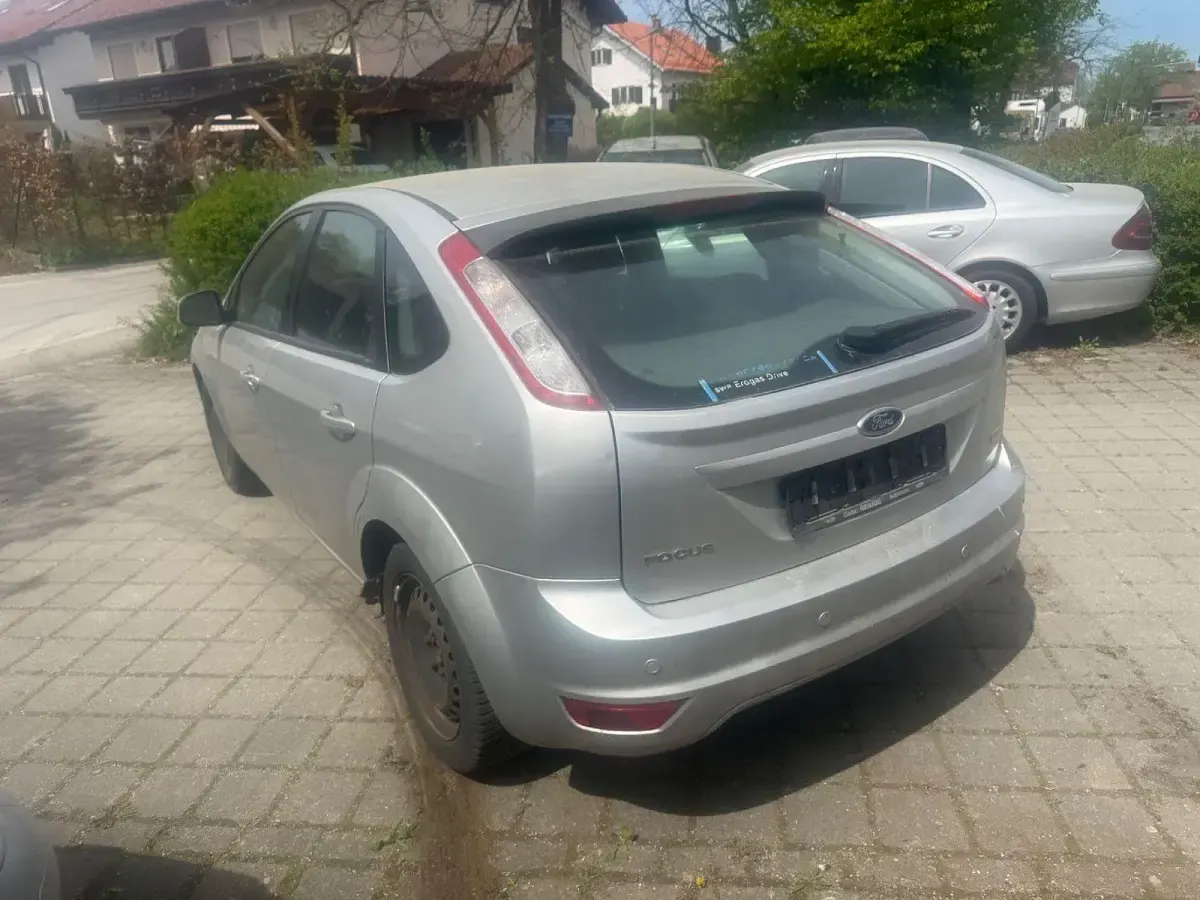 Gebraucht Ford Focus Style 145 PS (106 kW) 2010 Silber Limousine