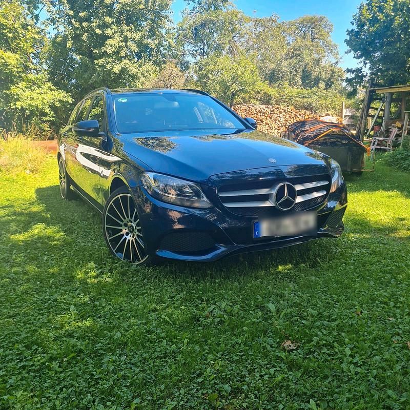 Blau Gebraucht 2015 Mercedes 220 Kombi | 12.550 € - Bild 1/4