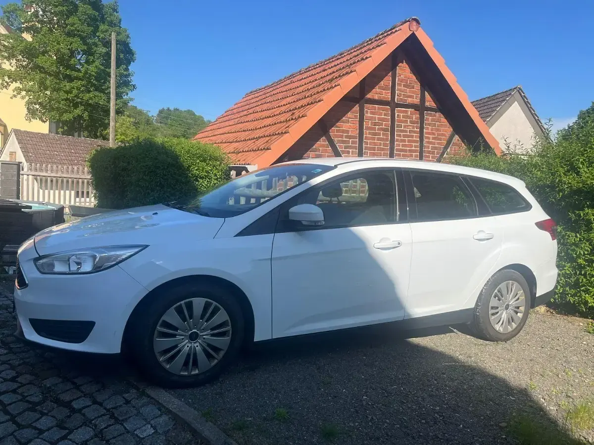 Gebraucht Ford Focus Ambiente 101 PS (74 kW) 2015 Weiß Kombi