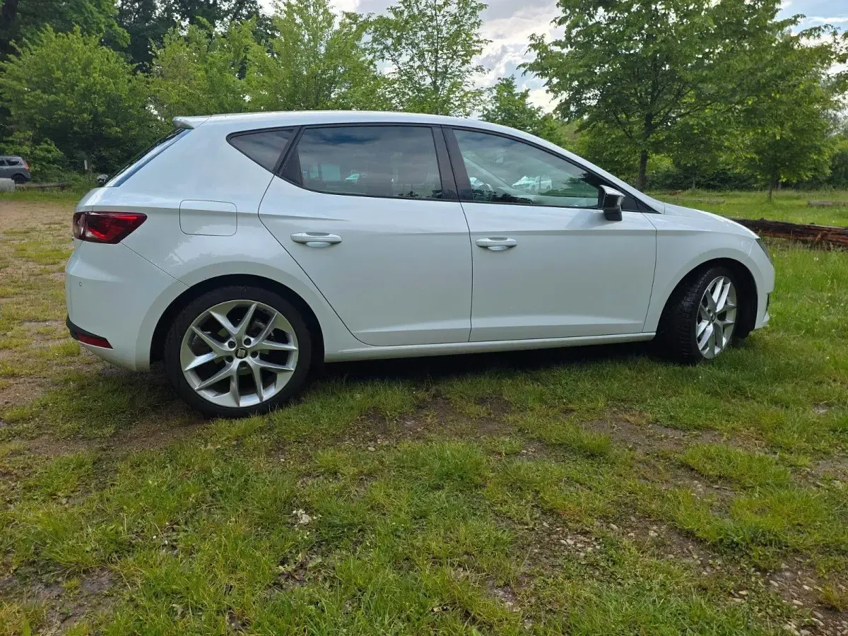 Używany Seat Leon FR 125 KM (91 kW) 2015 Biały Sedan/Limuzyna
