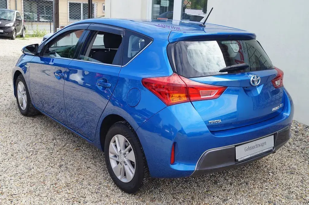 Gebraucht Toyota Auris Hybrid Life 99 PS (72 kW) 2014 Electric blue metallic Limousine