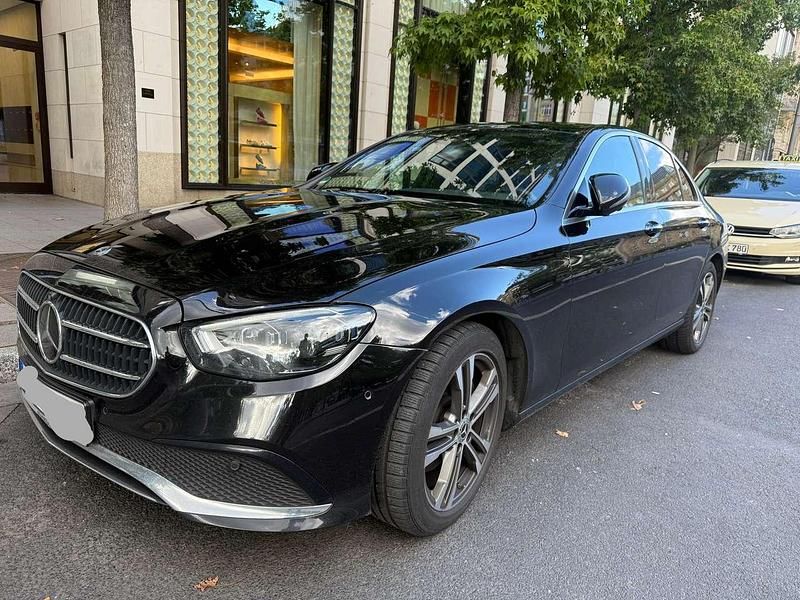Schwarz Gebraucht 2021 Mercedes E220 Limousine | 26.980 € (Fairer Preis) - Bild 1/4