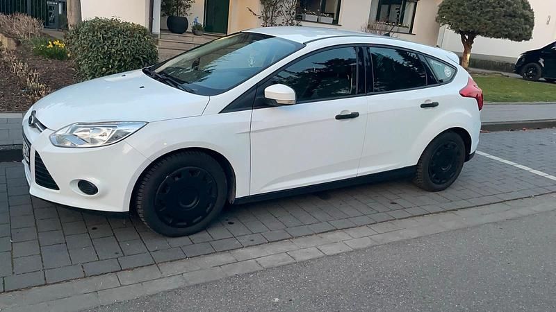 Gebraucht Ford Focus 75 PS (55 kW) 2014 Weiß Limousine
