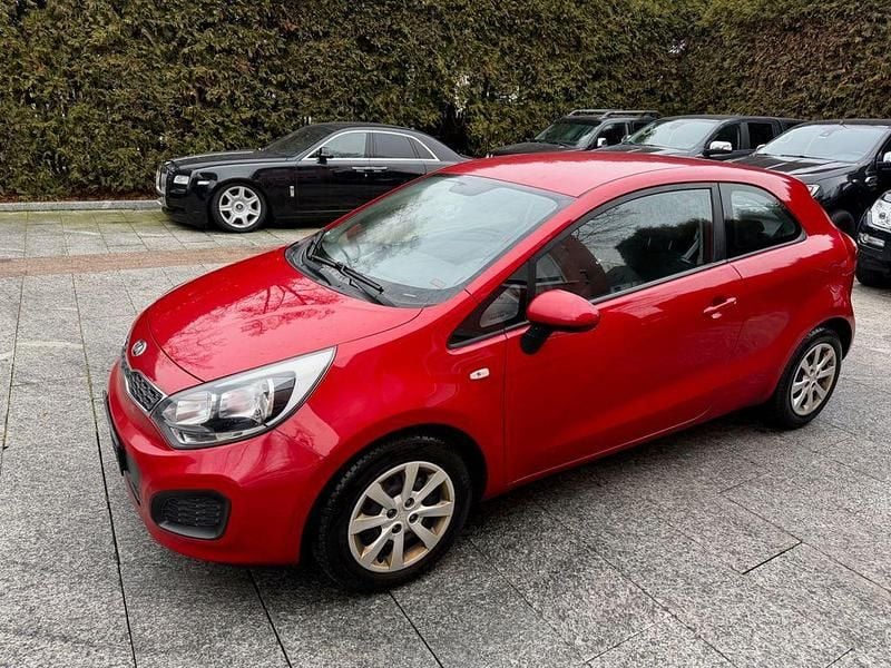 Gebraucht Kia Rio Edition 7 109 PS (80 kW) 2013 Rot Kleinwagen
