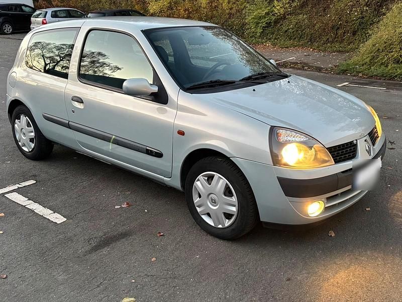 Gebraucht Renault Clio II 58 PS (42 kW) 2001 Silber Kleinwagen
