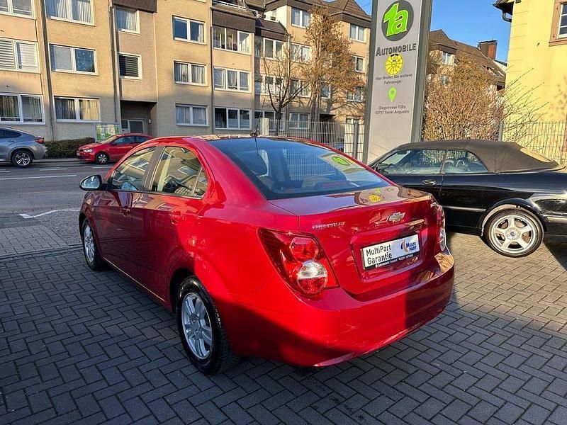 Gebraucht Chevrolet Aveo LT 101 PS (74 kW) 2013 Rot Limousine