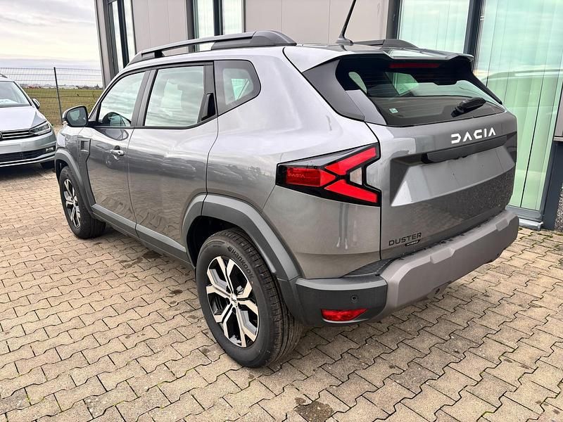 Neu Dacia Duster Expression 94 PS (69 kW) 2025 Metalliclackierung dolomitgrau (sedaschiste) SUV