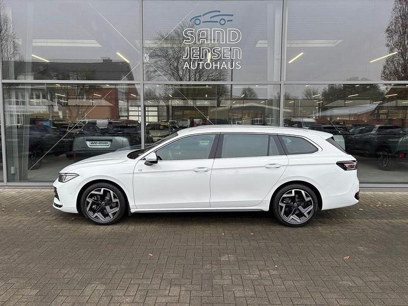 Gebraucht VW Passat R-line 193 PS (141 kW) 2024 Pure white Kombi