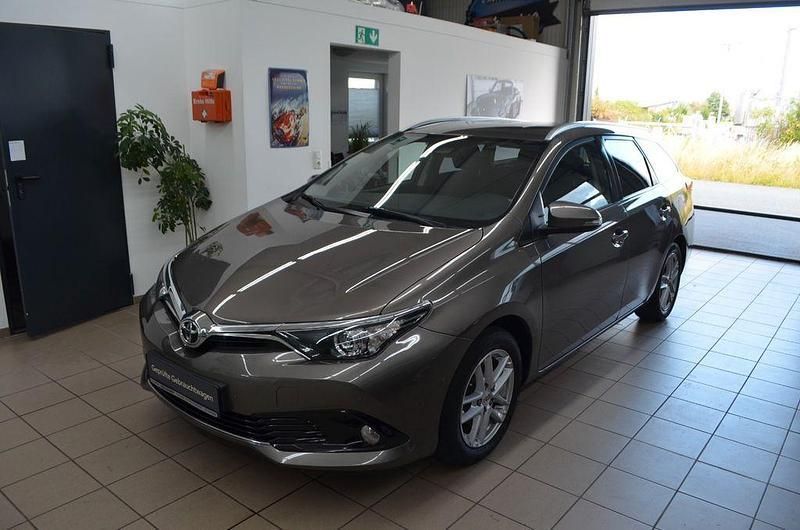 Grau Gebraucht 2019 Toyota Auris Limousine | 13.940 € (Teuer) - Bild 1/4